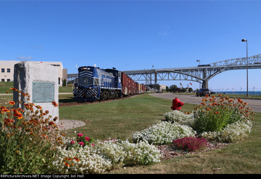 LSRC's Y505 shoves away toward the Blue Water Bridge